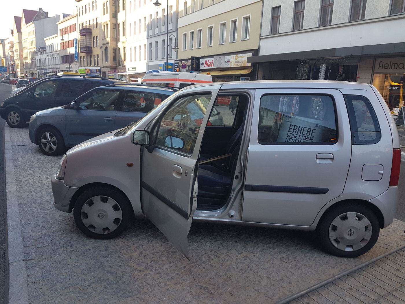 Geöffnete Autotür nach einem Einsatz in Berlin