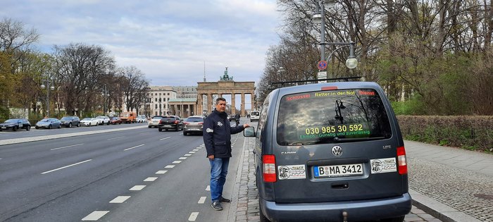 Schlüsseldienst Hauptstadt mit Einsatzwagen am Brandenburger Tor in Berlin