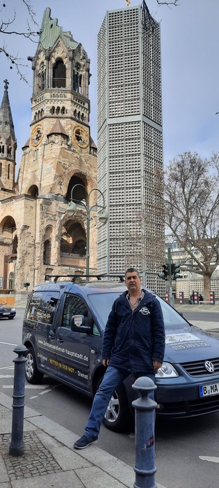 Falke Schwarzauge mit Einsatzwagen im Berliner Westen
