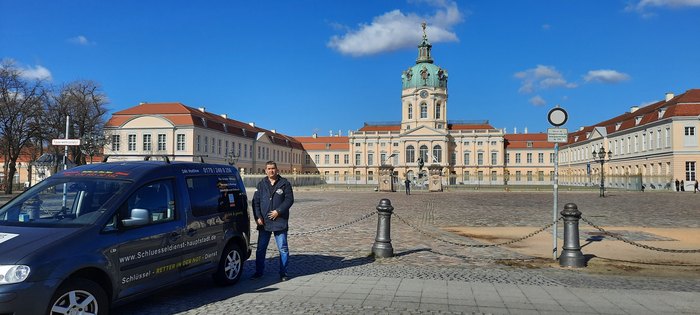 Falke Schwarzauge mit Einsatzwagen in Berlin-Charlottenburg