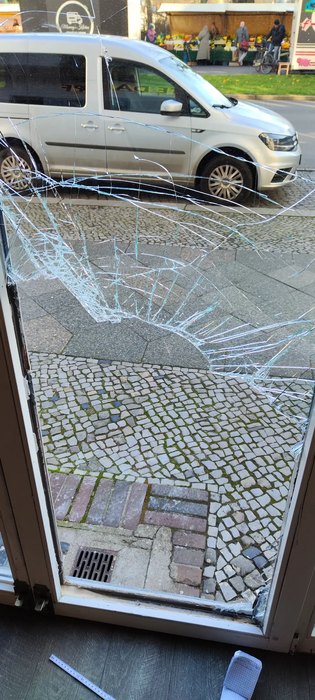 Beschädigtes Schaufenster nach einem Einbruch