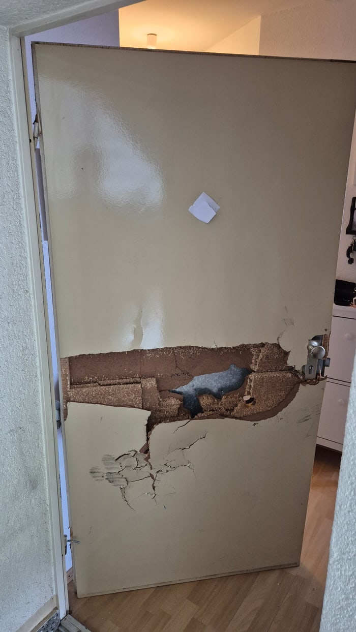 Stark beschädigte Wohnungstür nach einem Einbruch