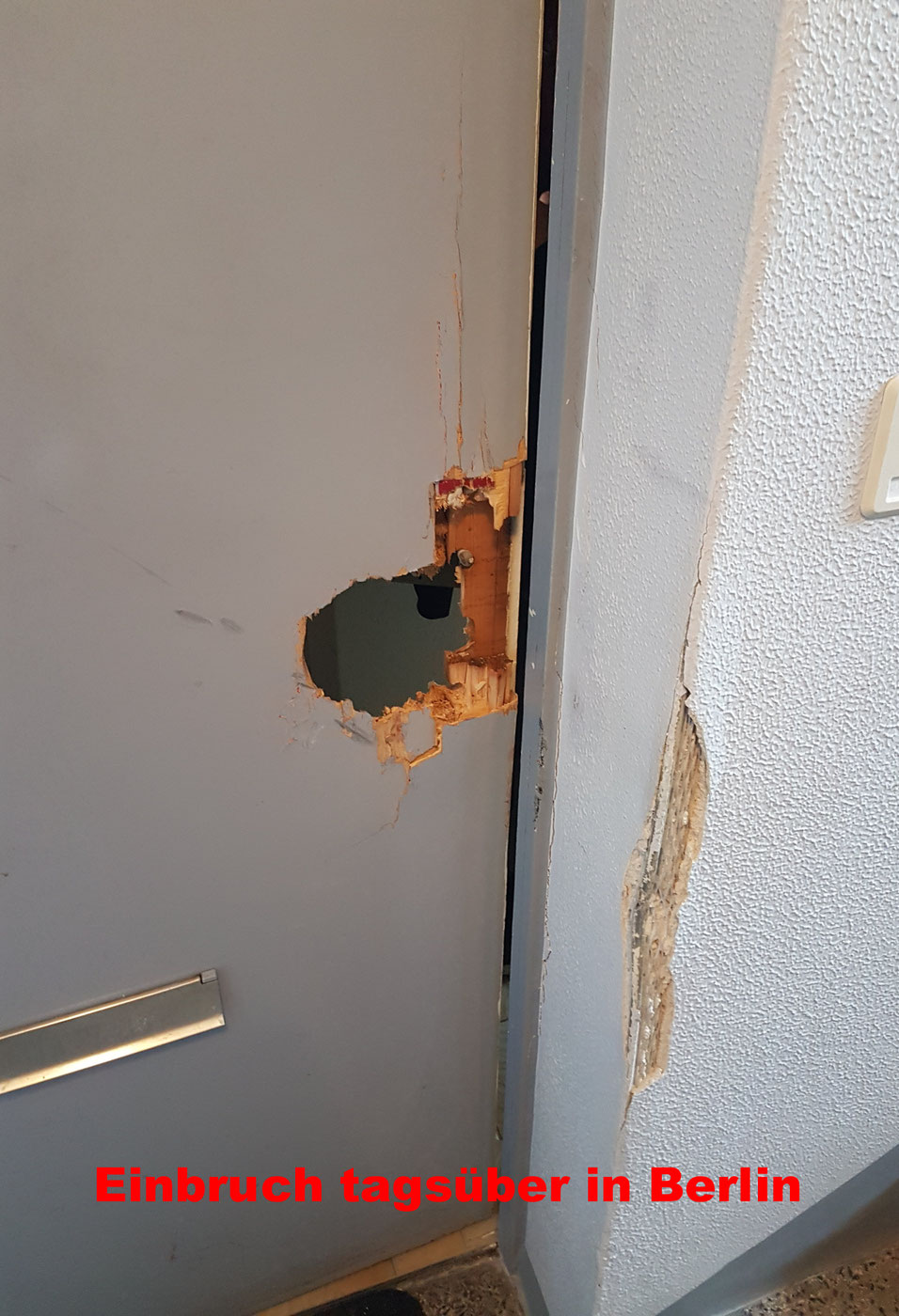 Aufgebrochene und beschädigte Wohnungstür nach einem Einbruch