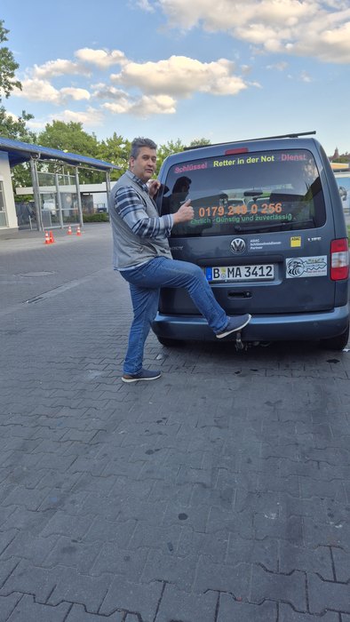Falke Schwarzauge vor seinem Einsatzwagen 2026
