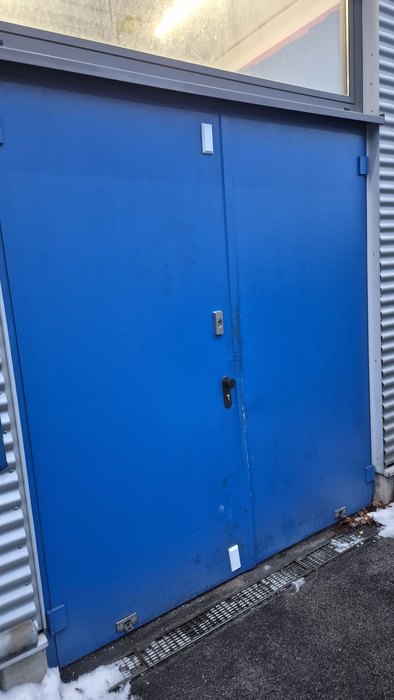 Blaue Gewerbetür nach der Schlossarbeit