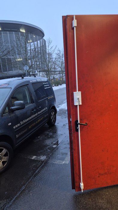 Rote Gewerbetür nach der Schlossarbeit