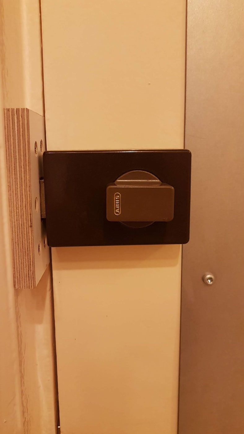 ABUS Kastenschloss mit Sperrbügel an einer Wohnungstür