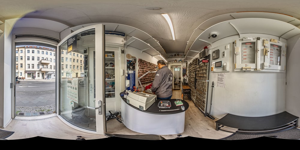 360-Grad-Panorama mit Falke Schwarzauge im Ladengeschäft