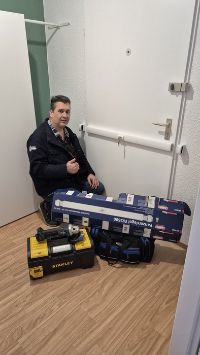 Falke Schwarzauge bei der Montage eines Panzerriegels