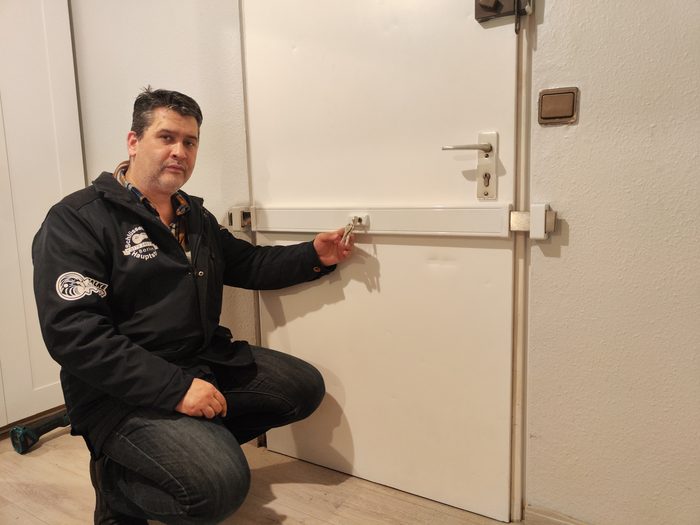 Panzerriegel an einer weißen Wohnungstür