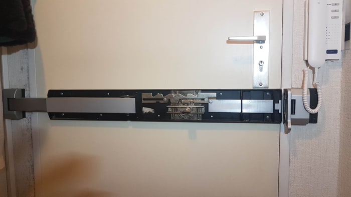 Geöffnete Schlossmechanik mit Türbeschlag bei der Reparatur