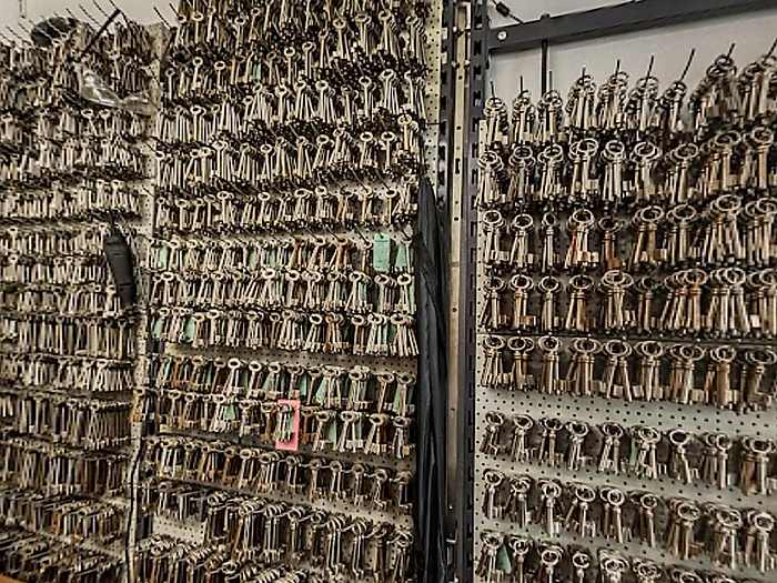 Wand mit Schlüsselrohlingen im Ladengeschäft