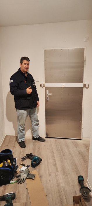 Falke Schwarzauge bei der Montage an einer Stahltür