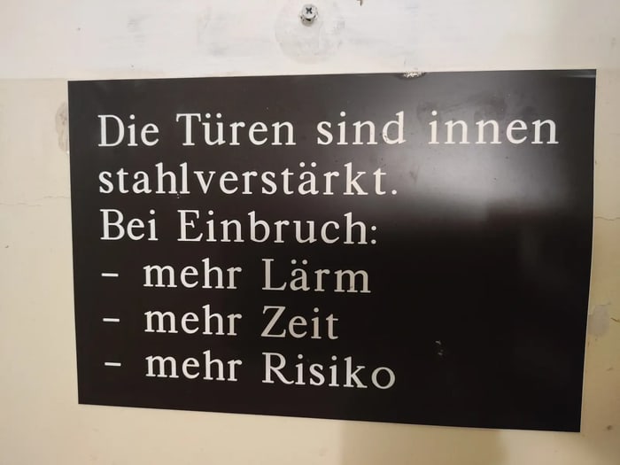 Hinweistafel zu innen stahlverstärkten Türen