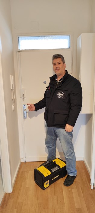 Falke Schwarzauge bei einer Schlossmontage an einer Wohnungstür