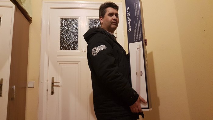 Falke Schwarzauge bei einer sorgfältigen Türöffnung