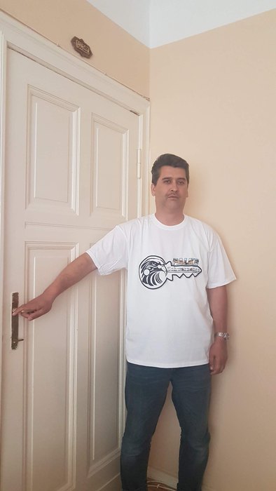 Falke Schwarzauge nach einer sorgfältigen Wohnungstüröffnung