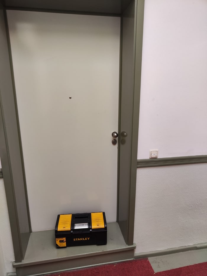 Graue Stahltür vor der Türöffnung – geschlossen