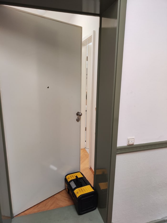 Graue Stahltür nach der Türöffnung – geöffnet