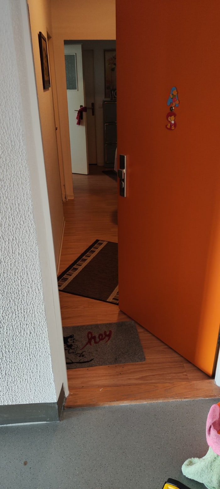 Orange Wohnungstür nach der Türöffnung – geöffnet