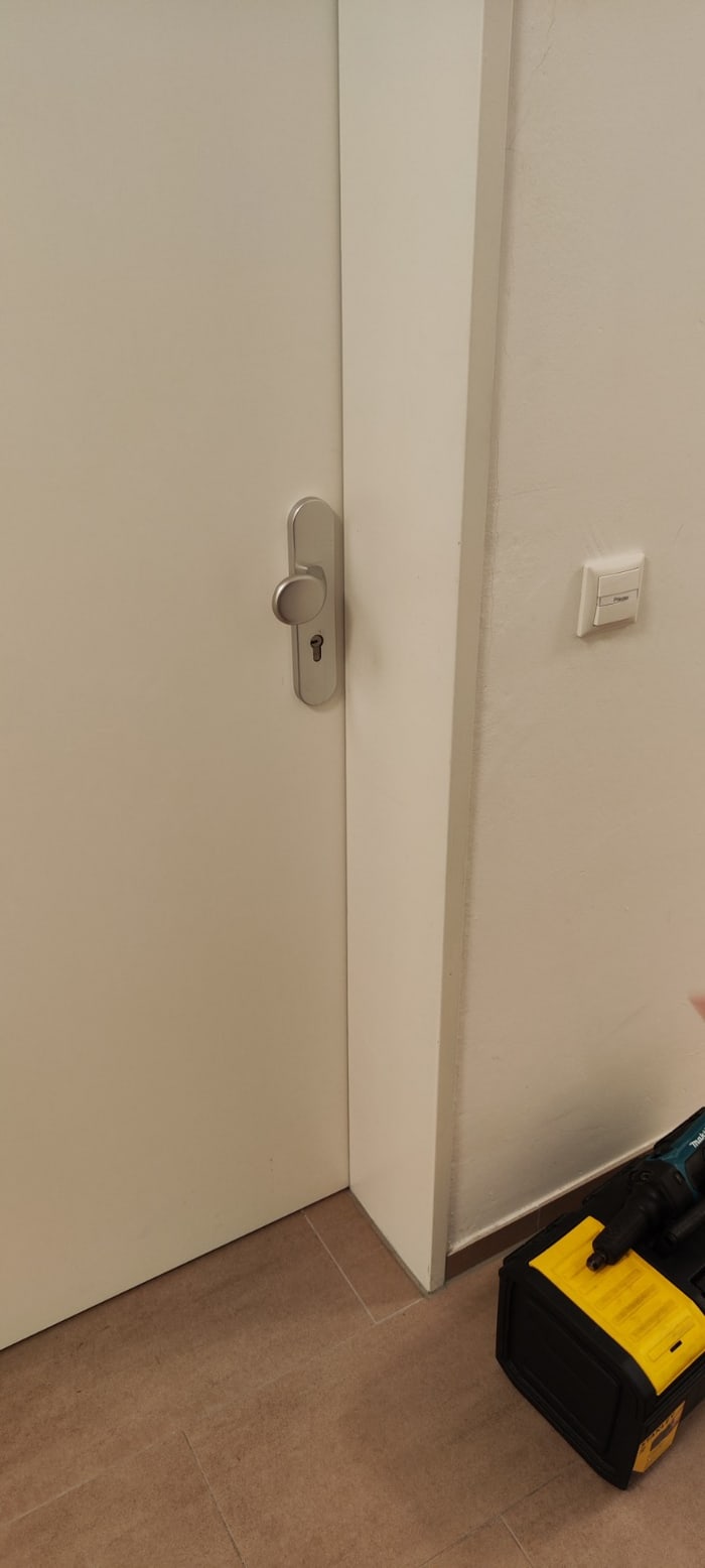 Weiße Wohnungstür vor der Türöffnung – geschlossen