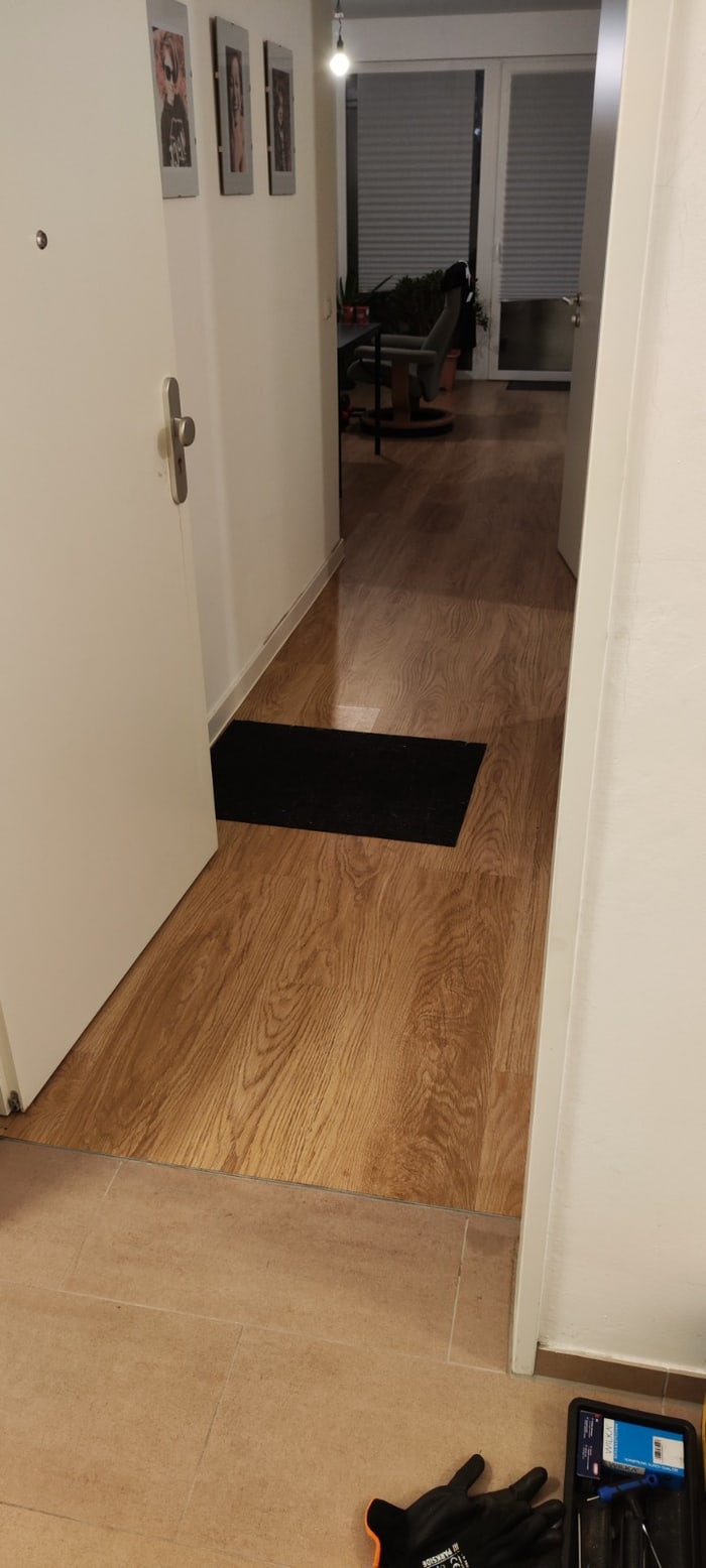 Weiße Wohnungstür nach der Türöffnung – geöffnet