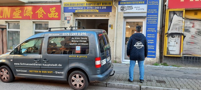 Ladengeschäft und Einsatzwagen in der Silbersteinstraße