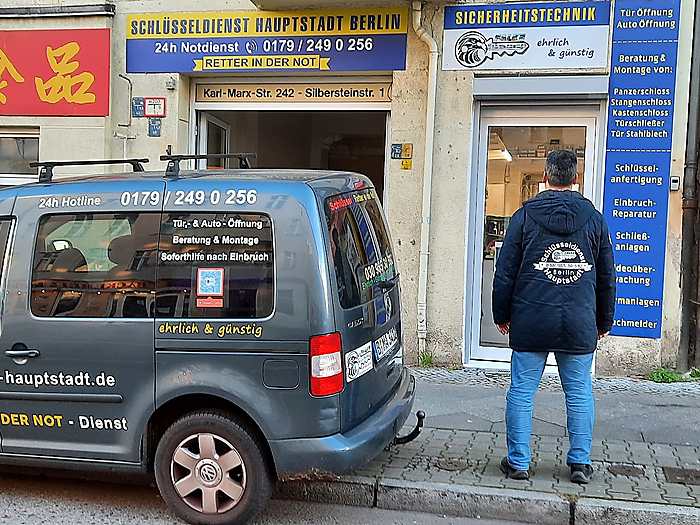 Falke Schwarzauge vor dem Schlüsseldienst-Laden mit Einsatzwagen