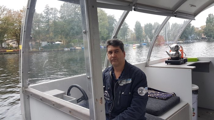 Falke Schwarzauge unterwegs auf einem Boot in Berlin