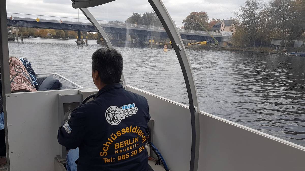 Schlüsseldienst Hauptstadt unterwegs auf der Spree in Berlin