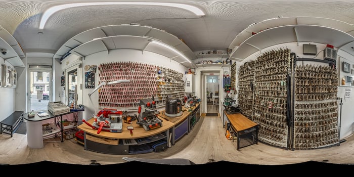 360-Grad-Panorama der Werkstatt mit Schlüsselmaschinen und Schlüsselwänden